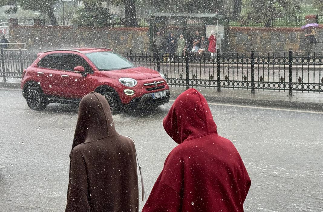 İstanbul’a sadece 5 dakika yetti! Meteoroloji uyarı üstüne uyarı yapmıştı 23